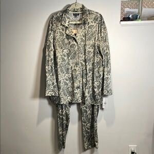 Snoop Dogg Cream Pyjamas Black Paisley with Luxurious Velvet Texture